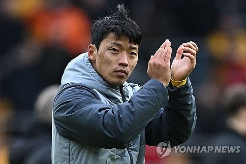 'HERE WE GO'로 유명한 유럽축구 이적시장 전문가 파브리치오 로마노가 황희찬의 현 상황과 관련해 입을 열었다. 황희찬은 최근 갑작스럽게 매각 대상이 될 수 있다는 루머에 휩싸였다. 황희찬이 이번 시즌 부진에서 벗어나지 못하고 있고, 황희찬을 적극 신뢰하는 울버햄프턴의 사령탑 게리 오닐 감독이 성적 부진으로 인한 경질 압박에 시달리면서다. 다행히 로마노는 황희찬을 향한 관심이 활발하다고 설명했다. 사진 연합뉴스