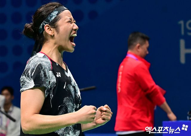 한국 여자 배드민턴 간판스타 안세영이 지난해 열린 2022 항저우 아시안게임에서 승리 후 포효하고 있다. 안세영은 12일 중국 항저우에서 열린 BWF 월드투어 파이널 조별리그 2차전서 일본 야마구치 아카네에게 패했다. 엑스포츠뉴스 DB