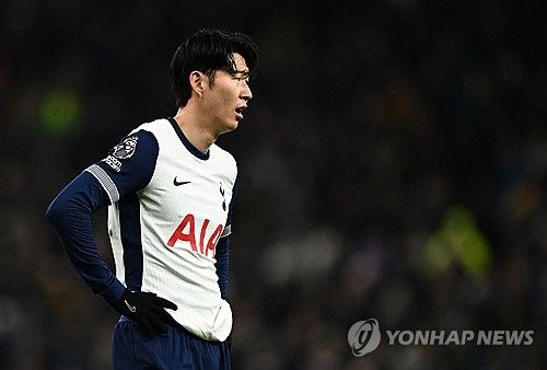 글로벌 스포츠 전문 매체 '야드바커'가 12일(한국시간) 토트넘이 손흥민의 장기적인 대체자로 아데몰라 루크먼(27)을 노리고 있다고 전했다.&nbsp;연합뉴스