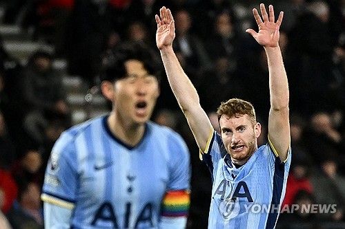 글로벌 스포츠 전문 매체 '야드바커'가 12일(한국시간) 토트넘이 손흥민의 장기적인 대체자로 아데몰라 루크먼(27)을 노리고 있다고 전했다.&nbsp;연합뉴스