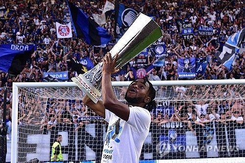 글로벌 스포츠 전문 매체 '야드바커'가 12일(한국시간) 토트넘이 손흥민의 장기적인 대체자로 아데몰라 루크먼(27)을 노리고 있다고 전했다.&nbsp;연합뉴스