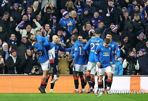 토트넘이 13일(한국시간) 스코틀랜드 글래스고에 있는 아이브록스 스타디움에서 열린 레인저스와의 2024-2025시즌 유럽축구연맹(UEFA) 유로파리그 리그 페이즈 6차전에서 1-1로 비겼다.&nbsp; 토트넘은 직전 갈라타사링 원정 2-3 패배와 AS로마전 무승부에 이어 또다시 무승부로 3경기 무승의 늪에 빠졌다. 공식전으로 넓히면 5경기 무승(3무 3패)에 빠지면서 불안한 흐름을 이어갔다. 연합뉴스