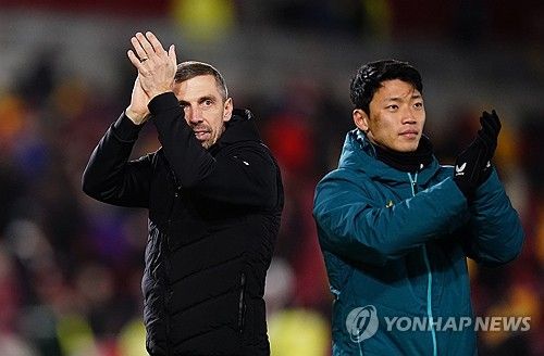 'HERE WE GO'로 유명한 유럽축구 이적시장 전문가 파브리치오 로마노가 황희찬의 현 상황과 관련해 입을 열었다. 황희찬은 최근 갑작스럽게 매각 대상이 될 수 있다는 루머에 휩싸였다. 황희찬이 이번 시즌 부진에서 벗어나지 못하고 있고, 황희찬을 적극 신뢰하는 울버햄프턴의 사령탑 게리 오닐 감독이 성적 부진으로 인한 경질 압박에 시달리면서다. 다행히 로마노는 황희찬을 향한 관심이 활발하다고 설명했다. 사진 연합뉴스