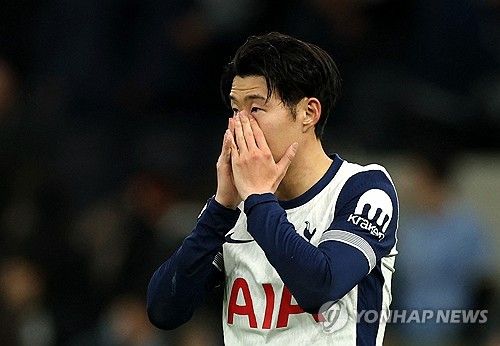 글로벌 스포츠 전문 매체 '야드바커'가 12일(한국시간) 토트넘이 손흥민의 장기적인 대체자로 아데몰라 루크먼(27)을 노리고 있다고 전했다.&nbsp;연합뉴스