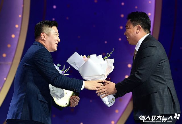 13일 오후 서울 삼성동 코엑스 오디토리움에서 열린 '2024 KBO 골든글러브' 시상식에 참석한 KIA 최형우가 골든글러브 지명타자 부문 수상 후 이범호 감독에게 꽃다발을 전달받고 있다. 삼성동 박지영 기자