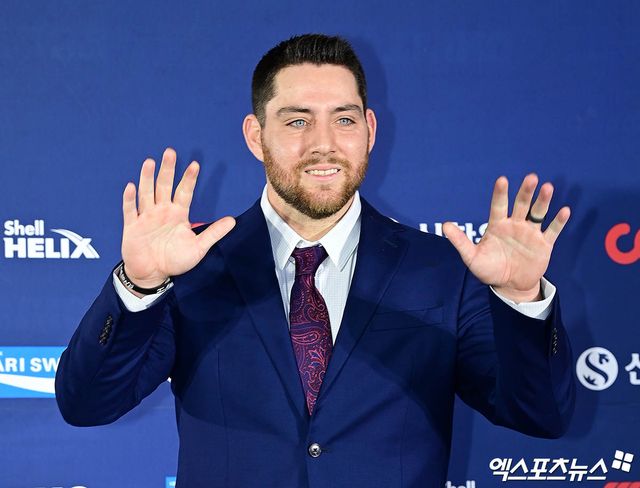 LG 내야수 오스틴은 13일 서울 삼성동 코엑스 오디토리움에서 열린 '2024 신한 SOL 뱅크 KBO 골든글러브' 시상식에서 1루수 부문 골든글러브를 획득했다. 경쟁자인 홈런왕 데이비슨을 제치고 2년 연속 황금 장갑을 따냈다. 삼성동, 박지영 기자