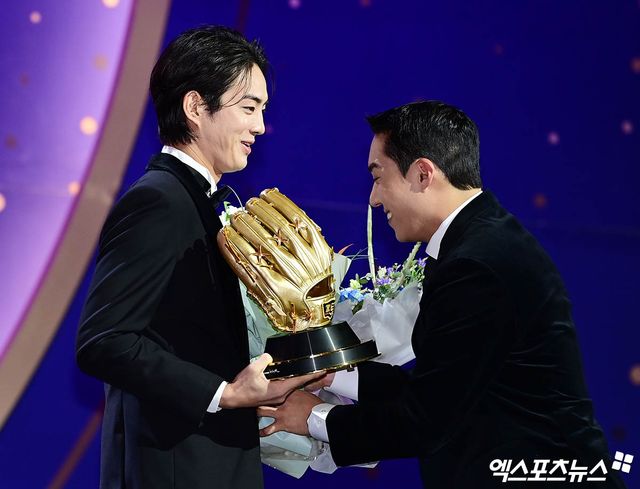 13일 오후 서울 삼성동 코엑스 오디토리움에서 열린 '2024 KBO 골든글러브' 시상식에 참석한 삼성 구자욱이 골든글러브 외야수 부문 수상 후 원태인에게 꽃다발을 전달받고 있다. 삼성동, 박지영 기자