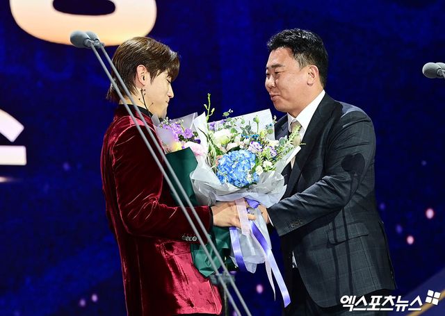 KIA 내야수 김도영(왼쪽)은 13일 서울 삼성동 코엑스 오디토리움에서 열린 '2024 신한 SOL뱅크 KBO 골든글러브' 시상식에서 3루수 부문 골든글러브를 차지했다. 97.2% 압도적인 지지를 받으며 생애 첫 황금 장갑을 손에 넣었다. 삼성동, 박지영 기자