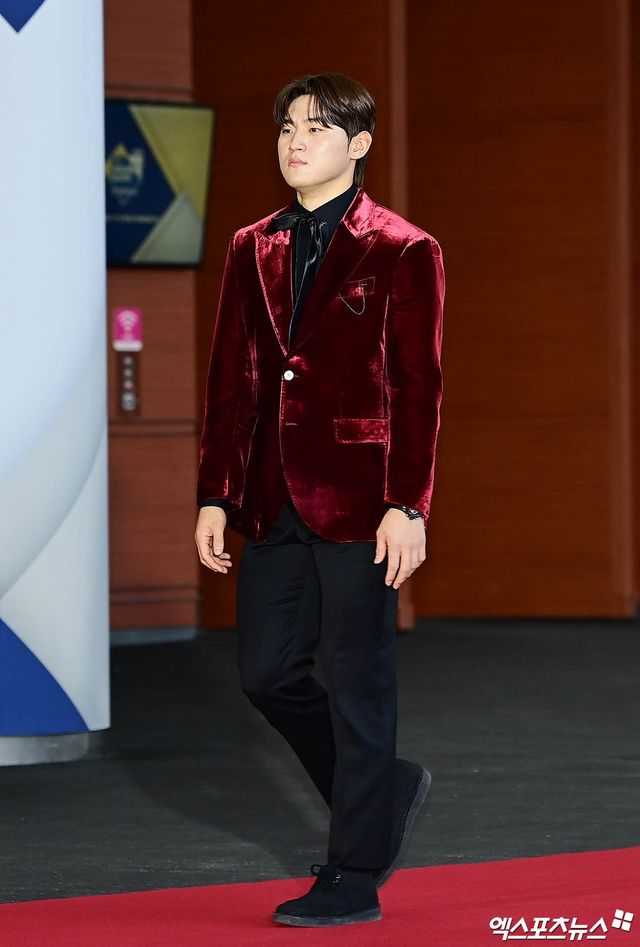 KIA 내야수 김도영은 13일 서울 삼성동 코엑스 오디토리움에서 열린 '2024 신한 SOL뱅크 KBO 골든글러브' 시상식에서 3루수 부문 골든글러브를 차지했다. 97.2% 압도적인 지지를 받으며 생애 첫 황금 장갑을 손에 넣었다. 삼성동, 박지영 기자