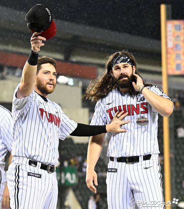 20일 오후 서울 송파구 잠실야구장에서 열린 '2024 신한 SOL Bank KBO리그' 두산 베어스와 LG 트윈스의 경기, 우천으로 인해 노게임이 선언되었다. 경기종료 후 LG 오스틴이 켈리에게 관중석을 향해 인사를 제안하고 있다. 엑스포츠뉴스 DB