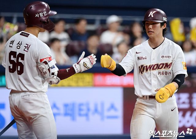 2일 오후 서울 구로구 고척스카이돔에서 열린 '2024 신한 SOL Bank KBO리그' LG 트윈스와 키움 히어로즈의 경기, 8회말 무사 2루 키움 김혜성이 송성문의 1타점 적시타때 득점에 성공한 후 더그아웃에서 하이파이브를 하고 있다. 엑스포츠뉴스 DB