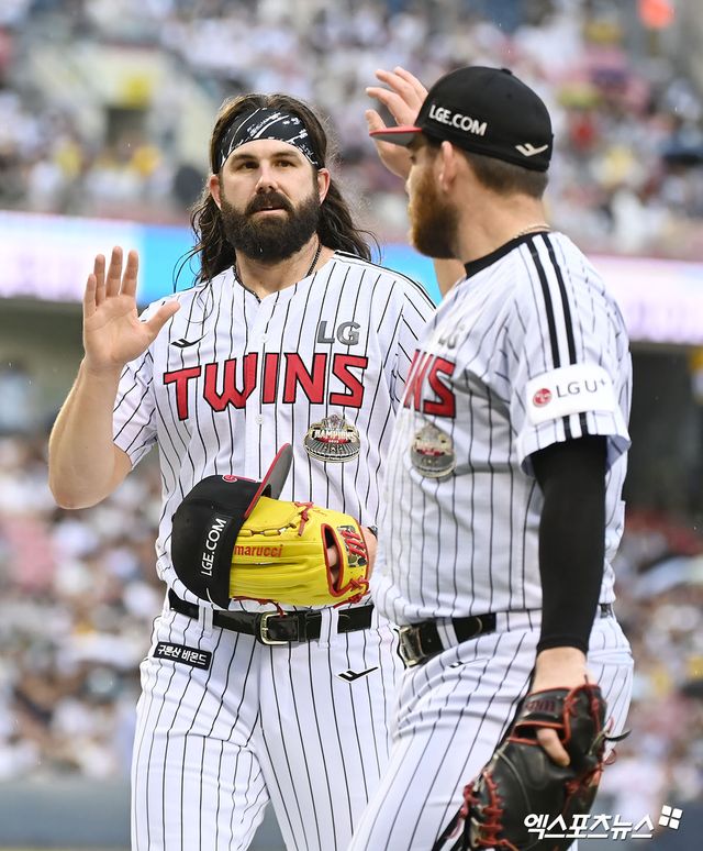 20일 오후 서울 송파구 잠실야구장에서 열린 '2024 신한 SOL Bank KBO리그' 두산 베어스와 LG 트윈스의 경기, 2회초 수비를 마친 LG 선발투수 켈리가 오스틴과 하이파이브를 하고 있다. 엑스포츠뉴스 DB