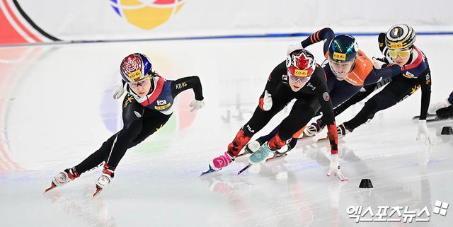 가장 왼쪽에 위치한 한국 여자 쇼트트랙 간판 최민정이 14일 서울 양천구 목동아이스링크에서 열린 2024-2025 국제빙상경기연맹(ISU) 쇼트트랙 월드투어 4차 대회 여자 1000m 준결승에서 역주하고 있다. 목동, 박지영 기자