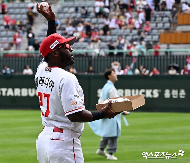 17일 오후 인천SSG랜더스필드에서 열리는 '2024 신한 SOL Bank KBO리그' KIA 타이거즈와 SSG 랜더스의 경기, 경기 전 1,000관중 돌파 기념 행사가 진행됐다. SSG 에레디아가 사인볼을 던져주고 있다. 엑스포츠뉴스 DB