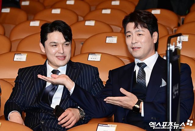 왼쪽부터 LG 트윈스 포수 박동원과 삼성 라이온즈 포수 강민호. 13일 오후 서울 삼성동 코엑스 오디토리움에서 열린 2024 신한 SOL뱅크 KBO 골든글러브 시상식에 참석했다. 엑스포츠뉴스 DB