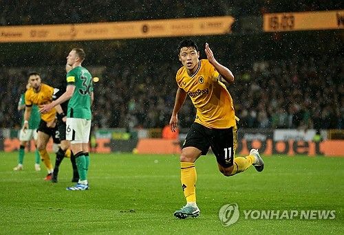 프랑스 매체 벗 풋볼 클럽은 13일(한국시간) 올랭피크 드 마르세유는 황희찬(울버햄튼 원더러스) 영입 생각을 버리지 않았을지도 모른다고 보도했다. 황희찬은 지난 여름 이적시장 때 프랑스 명문 클럽 마르세유의 관심을 받았으나 울버햄튼 잔류를 택했다. 시즌 개막 후 황희찬이 울버햄튼 내 주전 경쟁에서 밀리자 황희찬의 마르세유 이적 가능성이 다시 떠올랐다. 연합뉴스