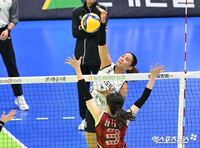 15일 오후 경기도 수원실내체육관에서 열린 ‘도드람 2024-2025 V-리그’ 현대건설과 한국도로공사의 경기, 도로공사 타나차가 공격을 시도하고 있다. 수원, 김한준 기자