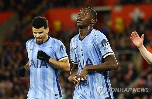 토트넘 홋스퍼가 16일(한국시간) 영국 사우샘프턴에 있는 세인트 매리 스타디움에서 열린 사우샘프턴과의 2024-2025시즌 프리미어리그 16라운드 원정 경기에서 5-0 대승을 거뒀다.&nbsp; 프리미어리그에선 처음으로 전반에만 다섯 골이 폭발한 토트넘은 공식전 5경기 무승의 늪에서 벗어났다. 지난달 24일 맨체스터 시티 원정 4-0 대승 이후 토트넘은 다시 다득점에 성공했다.&nbsp;연합뉴스