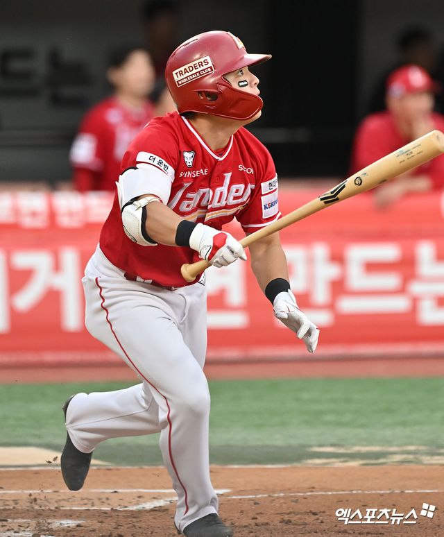 1일 오후 수원KT위즈파크에서 열린 '2024 신한 SOL Bank KBO리그' SSG 랜더스와 KT 위즈의 5위 결정전 경기, 3회초 1사 2루 SSG 정준재가 1타점 적시타를 날리고 있다. 엑스포츠뉴스 DB