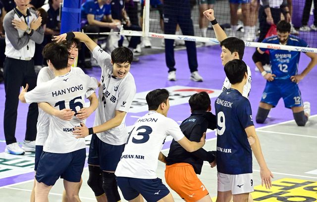 남자 프로배구 대한항공이 15일 인천 계양체육관에서 열린 프로배구 도드람 2024-2025 V리그 남자부 3라운드 삼성화재와의 홈 경기에서 세트 스코어 3-1(25-15 20-25 25-21 37-35)로 이겼다. 사진 한국배구연맹