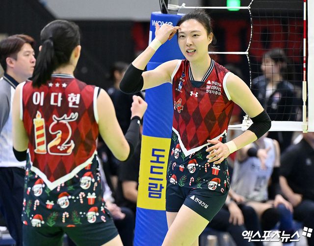 15일 오후 경기도 수원실내체육관에서 열린 ‘도드람 2024-2025 V-리그’ 현대건설과 한국도로공사의 경기, 현대건설이 한국도로공사에 세트스코어 3:1(25-16, 25-23, 15-25, 25-19)로 승리했다. 현대건설 양효진이 득점 후 기뻐하고 있다. 수원, 김한준 기자