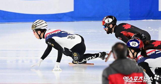 한국 쇼트트랙 대표팀 박지원이 15일 서울 양천구 목동아이스링크에서 열린 2024-2025 국제빙상경기연맹(ISU) 쇼트트랙 월드투어 4차 대회 마지막 날 혼성 2000m 계주 결승에서 마지막 주자로 나서 역주하고 있다. 한국은 올 시즌 월드투어 첫 단체전 금메달을 따냈다. 목동, 박지영 기자
