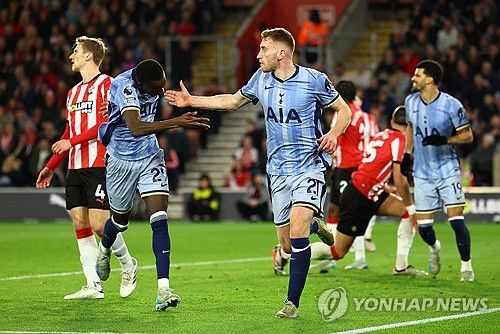 토트넘 홋스퍼가 16일(한국시간) 영국 사우샘프턴에 있는 세인트 매리 스타디움에서 열린 사우샘프턴과의 2024-2025시즌 프리미어리그 16라운드 원정 경기에서 5-0 대승을 거뒀다.&nbsp; 프리미어리그에선 처음으로 전반에만 다섯 골이 폭발한 토트넘은 공식전 5경기 무승의 늪에서 벗어났다. 지난달 24일 맨체스터 시티 원정 4-0 대승 이후 토트넘은 다시 다득점에 성공했다.&nbsp;연합뉴스