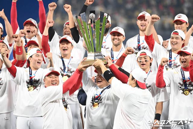 28일 오후 광주기아챔피언스필드에서 열린 '2024 신한 SOL Bank KBO 한국시리즈' 삼성 라이온즈와 KIA 타이거즈의 5차전 경기, KIA가 7:5의 스코어로 승리하며 7년 만에 통합 우승을 이뤄냈다. 경기 종료 후 KIA 이범호 감독과 심재학 단장 등이 우승 트로피를 들어올리고 있다. 엑스포츠뉴스 DB