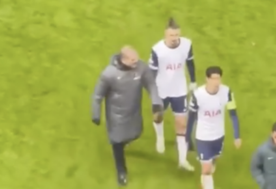 토트넘 소식을 다루는 '토트넘 뉴스'가 14일(한국시간) 포스테코글루 감독이 말하는 상황에도 손흥민이 돌아보지 않고 무시한 채 라커 룸으로 들어가는 영상을 소개해 포스테코글루의 미래가 불투명하다고 보도했다. SNS캡쳐