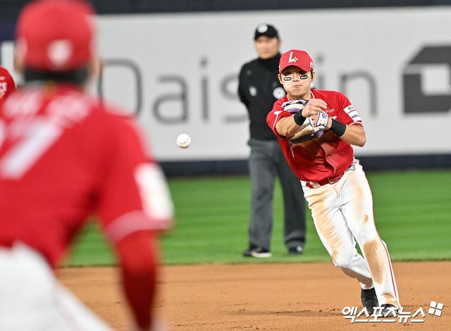1일 오후 수원KT위즈파크에서 열린 '2024 신한 SOL Bank KBO리그' SSG 랜더스와 KT 위즈의 5위 결정전 경기, 6회말 SSG 정준재가 KT 로하스의 타구를 잡아 1루로 송구하고 있다. 엑스포츠뉴스 DB