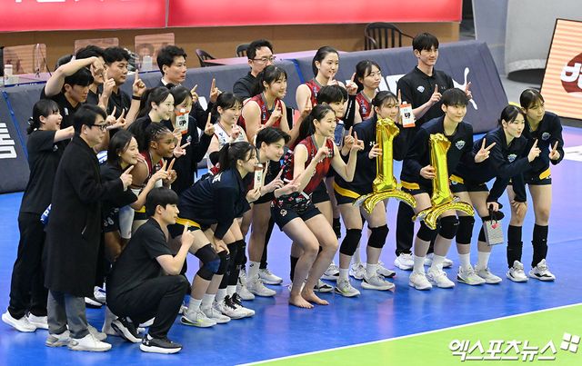 15일 오후 경기도 수원실내체육관에서 열린 ‘도드람 2024-2025 V-리그’ 현대건설과 한국도로공사의 경기, 현대건설이 한국도로공사에 세트스코어 3:1(25-16, 25-23, 15-25, 25-19)로 승리했다. 이날 경기에서 승리한 현대건설 선수들이 기념촬영을 갖고 있다. 수원, 김한준 기자