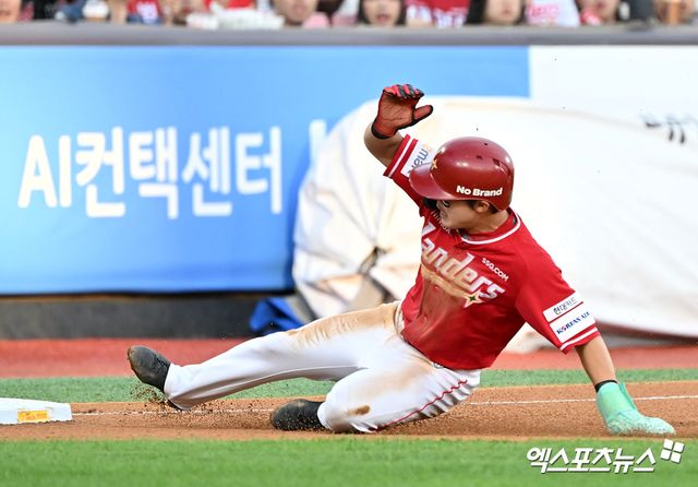 1일 오후 수원KT위즈파크에서 열린 '2024 신한 SOL Bank KBO리그' SSG 랜더스와 KT 위즈의 5위 결정전 경기, 3회초 1사 2루 SSG 정준재가 최정의 좌익수 플라이때 태그업을 시도하여 3루까지 진루하고 있다. 엑스포츠뉴스 DB