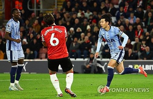 토트넘 홋스퍼가 16일(한국시간) 영국 사우샘프턴에 있는 세인트 매리 스타디움에서 열린 사우샘프턴과의 2024-2025시즌 프리미어리그 16라운드 원정 경기에서 5-0 대승을 거뒀다.&nbsp; 프리미어리그에선 처음으로 전반에만 다섯 골이 폭발한 토트넘은 공식전 5경기 무승의 늪에서 벗어났다. 지난달 24일 맨체스터 시티 원정 4-0 대승 이후 토트넘은 다시 다득점에 성공했다.&nbsp;연합뉴스