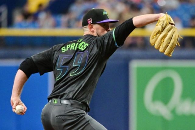 좌완투수 제프리 스프링스가 트레이드를 통해 애슬레틱스로 팀을 옮기게 됐다. 애슬레틱스는 15일 탬파베이와 트레이드에 합의하면서 좌완투수 스프링스, 제이콥 로페즈를 영입했다. 그 대가로 2025년 드래프트 균형 경쟁 라운드A 지명권, 우완투수 조 보일, 1루수 윌 심픈, 우완투수 제이콥 워터스를 탬파베이에 내줬다. AFP 연합뉴스