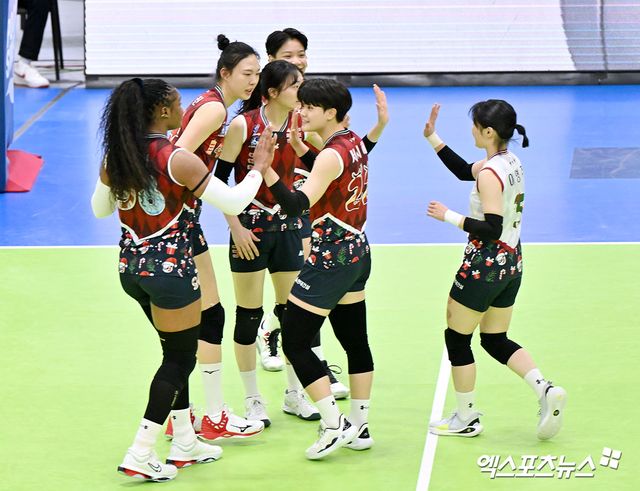 15일 오후 경기도 수원실내체육관에서 열린 ‘도드람 2024-2025 V-리그’ 현대건설과 한국도로공사의 경기, 현대건설이 한국도로공사에 세트스코어 3:1(25-16, 25-23, 15-25, 25-19)로 승리했다. 이날 경기에서 승리한 현대건설 선수들이 기뻐하고 있다. 수원, 김한준 기자