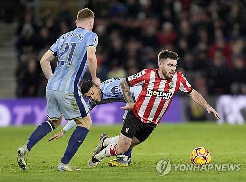 토트넘 홋스퍼가 16일(한국시간) 영국 사우샘프턴에 있는 세인트 매리 스타디움에서 열린 사우샘프턴과의 2024-2025시즌 프리미어리그 16라운드 원정 경기에서 5-0 대승을 거뒀다.&nbsp; 프리미어리그에선 처음으로 전반에만 다섯 골이 폭발한 토트넘은 공식전 5경기 무승의 늪에서 벗어났다. 지난달 24일 맨체스터 시티 원정 4-0 대승 이후 토트넘은 다시 다득점에 성공했다.&nbsp;연합뉴스