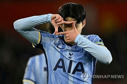 손흥민이 16일(한국시간) 영국 사우샘프턴에 있는 세인트 매리 스타디움에서 열린 사우샘프턴과 토트넘 홋스퍼의 2024-2025시즌 프리미어리그 16라운드 원정 경기에서 1골 2도움을 폭발시키며 팀의 5-0 대승을 거뒀다.&nbsp; 처음으로 전반에만 다섯 골이 폭발한 토트넘은 공식전 5경기 무승의 늪에서 벗어나며 반등의 계기를 만들었다. 지난 11월 24일 맨체스터에 있는 에티하드 스타디움에서 열린 맨체스터 시티 원정 4-0 대승 이후 토트넘은 다시 다득점에 성공했다.&nbsp;연합뉴스