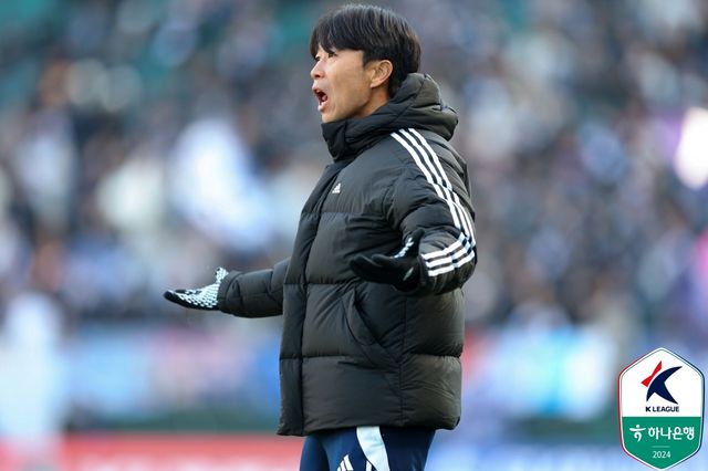 프로축구 K리그1 명가 전북현대가 잔류에도 불구하고 아쉬운 성적을 거둔&nbsp;김두현 감독과 결별했다. 전북 현대는&nbsp;16일 보도자료를 통해 김두현 감독과 상호 계약 해지에 합의했다고 밝혔다. 한국프로축구연맹