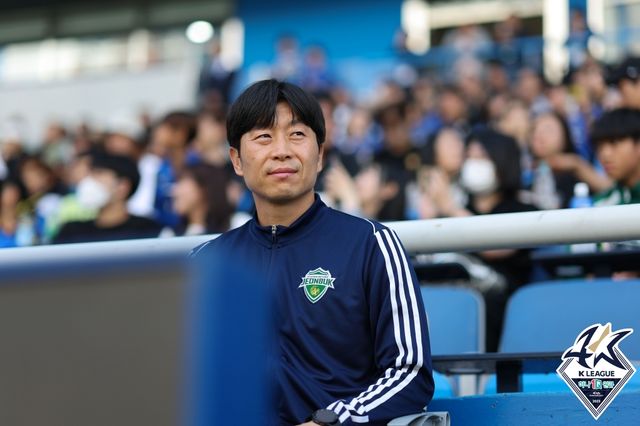 프로축구 K리그1 명가 전북현대가 잔류에도 불구하고 아쉬운 성적을 거둔&nbsp;김두현 감독과 결별했다. 전북 현대는&nbsp;16일 보도자료를 통해 김두현 감독과 상호 계약 해지에 합의했다고 밝혔다. 한국프로축구연맹