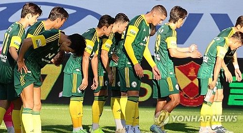 프로축구 K리그1 명가 전북현대가 잔류에도 불구하고 아쉬운 성적을 거둔&nbsp;김두현 감독과 결별했다. 전북 현대는&nbsp;16일 보도자료를 통해 김두현 감독과 상호 계약 해지에 합의했다고 밝혔다. 연합뉴스