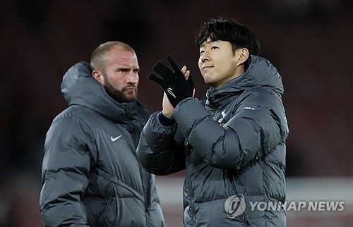 손흥민이 16일(한국시간) 영국 사우샘프턴에 있는 세인트 매리 스타디움에서 열린 사우샘프턴과 토트넘 홋스퍼의 2024-2025시즌 프리미어리그 16라운드 원정 경기에서 1골 2도움을 폭발시키며 팀의 5-0 대승을 거뒀다.&nbsp; 처음으로 전반에만 다섯 골이 폭발한 토트넘은 공식전 5경기 무승의 늪에서 벗어나며 반등의 계기를 만들었다. 지난 11월 24일 맨체스터에 있는 에티하드 스타디움에서 열린 맨체스터 시티 원정 4-0 대승 이후 토트넘은 다시 다득점에 성공했다.&nbsp;연합뉴스