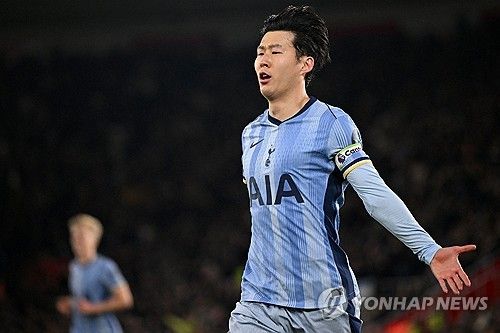 손흥민이 16일(한국시간) 영국 사우샘프턴에 있는 세인트 매리 스타디움에서 열린 사우샘프턴과 토트넘 홋스퍼의 2024-2025시즌 프리미어리그 16라운드 원정 경기에서 1골 2도움을 폭발시키며 팀의 5-0 대승을 거뒀다.&nbsp; 처음으로 전반에만 다섯 골이 폭발한 토트넘은 공식전 5경기 무승의 늪에서 벗어나며 반등의 계기를 만들었다. 지난 11월 24일 맨체스터에 있는 에티하드 스타디움에서 열린 맨체스터 시티 원정 4-0 대승 이후 토트넘은 다시 다득점에 성공했다.&nbsp;연합뉴스