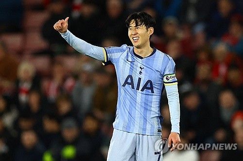 손흥민이 16일(한국시간) 영국 사우샘프턴에 있는 세인트 매리 스타디움에서 열린 사우샘프턴과 토트넘 홋스퍼의 2024-2025시즌 프리미어리그 16라운드 원정 경기에서 1골 2도움을 폭발시키며 팀의 5-0 대승을 거뒀다.&nbsp; 처음으로 전반에만 다섯 골이 폭발한 토트넘은 공식전 5경기 무승의 늪에서 벗어나며 반등의 계기를 만들었다. 지난 11월 24일 맨체스터에 있는 에티하드 스타디움에서 열린 맨체스터 시티 원정 4-0 대승 이후 토트넘은 다시 다득점에 성공했다.&nbsp;연합뉴스