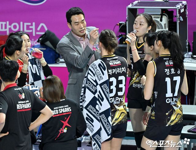 고희진 감독이 이끄는 여자 프로배구 정관장이 17일 인천 삼산월드체육관에서 열린 프로배구 도드람 2024-2025 V리그 여자부 3라운드 흥국생명과의 원정 경기에서 세트 스코어 3-1 승리를 거두고 5연승을 질주했다. 사진 김한준 기자