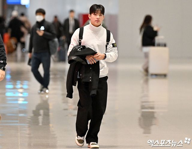 영국 매체 더 스탠더드에 따르면 토트넘 홋스퍼와 대한민국 축구대표팀 주장 손흥민은 팬들과 언론에 양민혁에게 부담을 줘서는 안 된다고 말했다. 2006년 윙어 양민혁은 지난 16일 토트넘에 합류하기 위해 출국했고 17일 오전 영국 런던에 도착했다. 양민혁 합류가 임박하자 손흥민은 후배를 위해 부담보다 사랑을 줬으면 한다고 팬들에게 부탁했다. 엑스포츠뉴스DB