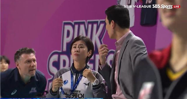 다니엘레 토리노(왼쪽) 흥국생명 수석코치가 17일 인천 삼산월드체육관에서 열린 프로배구 도드람 2024-2025 V리그 여자부 3라운드 정관장과의 홈 경기에서 고희진 감독을 조롱하는 것으로 보이는 행동으로 논란을 자초했다. 사진 한국배구연맹(KOVO) 제공