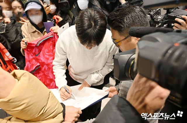 영국 매체 더 스탠더드에 따르면 토트넘 홋스퍼와 대한민국 축구대표팀 주장 손흥민은 팬들과 언론에 양민혁에게 부담을 줘서는 안 된다고 말했다. 2006년 윙어 양민혁은 지난 16일 토트넘에 합류하기 위해 출국했고 17일 오전 영국 런던에 도착했다. 양민혁 합류가 임박하자 손흥민은 후배를 위해 부담보다 사랑을 줬으면 한다고 팬들에게 부탁했다. 엑스포츠뉴스DB