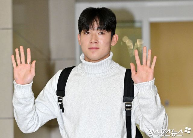 영국 매체 더 스탠더드에 따르면 토트넘 홋스퍼와 대한민국 축구대표팀 주장 손흥민은 팬들과 언론에 양민혁에게 부담을 줘서는 안 된다고 말했다. 2006년 윙어 양민혁은 지난 16일 토트넘에 합류하기 위해 출국했고 17일 오전 영국 런던에 도착했다. 양민혁 합류가 임박하자 손흥민은 후배를 위해 부담보다 사랑을 줬으면 한다고 팬들에게 부탁했다. 엑스포츠뉴스DB