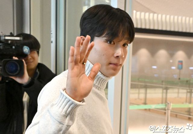 영국 매체 더 스탠더드에 따르면 토트넘 홋스퍼와 대한민국 축구대표팀 주장 손흥민은 팬들과 언론에 양민혁에게 부담을 줘서는 안 된다고 말했다. 2006년 윙어 양민혁은 지난 16일 토트넘에 합류하기 위해 출국했고 17일 오전 영국 런던에 도착했다. 양민혁 합류가 임박하자 손흥민은 후배를 위해 부담보다 사랑을 줬으면 한다고 팬들에게 부탁했다. 엑스포츠뉴스DB