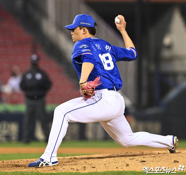 6일 오후 서울 송파구 잠실야구장에서 열리는 '2021 신한은행 SOL KBO리그' 삼성 라이온즈와 두산 베어스의 경기, 8회말 삼성 심창민이 역투하고 있다. 엑스포츠뉴스 DB